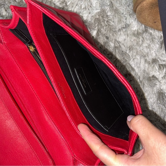 💥SOLD💥SAINT LAURENT
Lambskin Quilted LARGE Becky Chain Bag - Picture 16 of 16